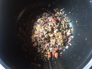 6、五谷杂粮粥,将五谷杂粮放入电饭煲内胆锅中