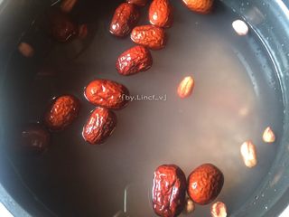 8、五谷杂粮粥,加入洗净泡好的红枣