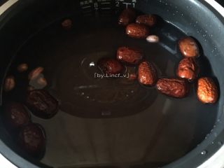 9、五谷杂粮粥,将装好的水胆底部周边擦干后放入电饭煲中