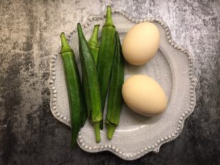 1、秋葵鸡蛋饼,准备好所有食材