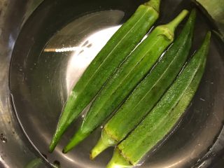 2、秋葵鸡蛋饼,秋葵表面擦盐去掉毛刺，洗净