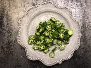 3、秋葵鸡蛋饼,将秋葵切片