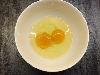 4、秋葵鸡蛋饼,两个鸡蛋打入碗中