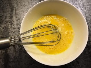 5、秋葵鸡蛋饼,用打蛋器打均匀