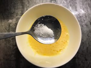 6、秋葵鸡蛋饼,加入1/3勺盐