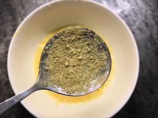 7、秋葵鸡蛋饼,加入1/3勺胡椒粉