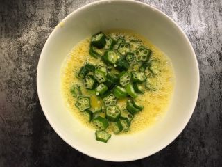 8、秋葵鸡蛋饼,加入秋葵