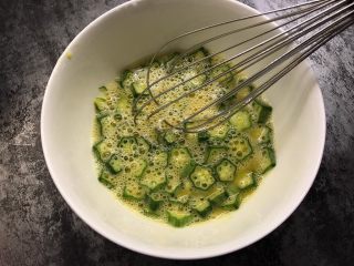 9、秋葵鸡蛋饼,搅拌均匀