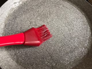 11、秋葵鸡蛋饼,平底锅刷上少许油