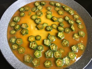 12、秋葵鸡蛋饼,倒入秋葵蛋液