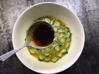 10、秋葵鸡蛋饼,加入1/3勺生抽搅拌均匀
