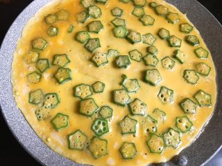 13、秋葵鸡蛋饼,盖上锅盖，煎至凝固