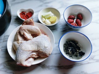 2、煲汤时加上它，营养好喝又不腻，这个季节要多,准备食材：