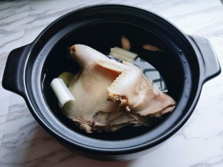 5、煲汤时加上它，营养好喝又不腻，这个季节要多,砂锅中加入水，,把焯水的半只鸡放入锅中，