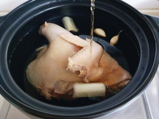 6、煲汤时加上它，营养好喝又不腻，这个季节要多,加入料酒。