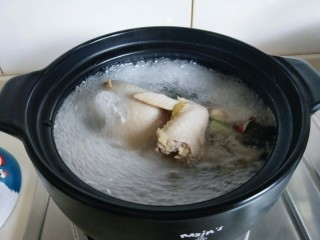 8、煲汤时加上它，营养好喝又不腻，这个季节要多,约2小时用筷子扎了一下鸡，已经可以了，可以把木耳，红枣，枸杞加入锅中了，盖上盖子，小火再炖15分钟。加入盐调味，这道好喝不腻的木耳鸡汤就好了哈！