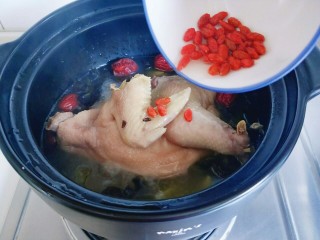 11、煲汤时加上它，营养好喝又不腻，这个季节要多,加提前泡好的枸杞。