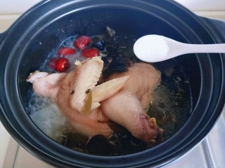 10、煲汤时加上它，营养好喝又不腻，这个季节要多,加入食用盐调味出锅。