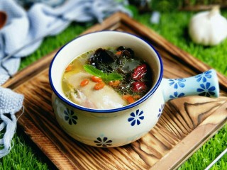 12、煲汤时加上它，营养好喝又不腻，这个季节要多,盛出装入器具中。