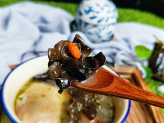 13、煲汤时加上它，营养好喝又不腻，这个季节要多,木耳吸收了鸡汤的浓郁口感。