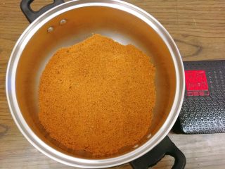 2、阿胶固元膏,拿到药店打磨成阿胶粉，放在一个锅中。