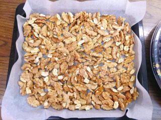 7、阿胶固元膏,把核桃肉放在垫有油纸的烤盘中。