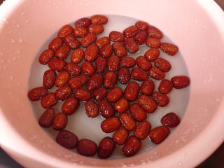 11、阿胶固元膏,红枣迅速的用清水冲洗干净捞出沥干水。（因为我买的是原生态枣，还没经过洗的红枣，有带灰，所以得洗），但是这样的红枣也比较新鲜。