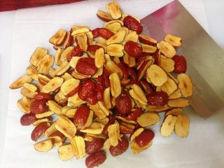 12、阿胶固元膏,洗净沥干的红枣切块去核。