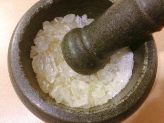 13、阿胶固元膏,黄冰糖打粉碎。以便于容易溶化。