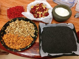 14、阿胶固元膏,准备好所有要添加的食材。核桃肉，枸杞，红枣，黑芝麻，杏仁，黄冰糖粉。
