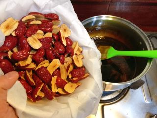 20、阿胶固元膏,迅速加入红枣。