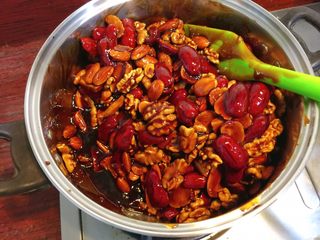 22、阿胶固元膏,迅速拌均匀。