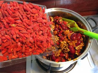 23、阿胶固元膏,加入枸杞。迅速拌均。