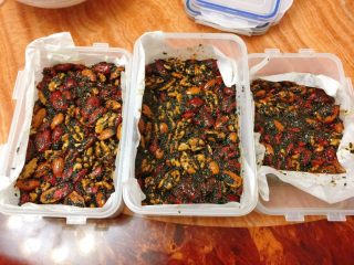 27、阿胶固元膏,完成按压。放会，稍凉再放入冰箱。