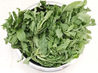 1、#咸味#美味的猪肉荠菜高汤馄饨,准备蔬菜：新鲜的荠菜，摘洗干净，用开水烫一下