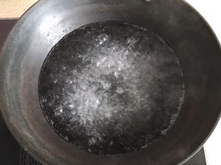 2、#咸味#美味的猪肉荠菜高汤馄饨,锅里烧开水