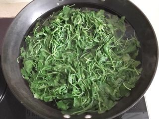3、#咸味#美味的猪肉荠菜高汤馄饨,水开后，将荠菜投进去，翻一下，看到荠菜恹恹了，就马上关火，不要煮太久，煮久了的荠菜就没有营养了