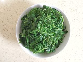 5、#咸味#美味的猪肉荠菜高汤馄饨,过了凉水的荠菜捞出来，放凉