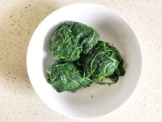 6、#咸味#美味的猪肉荠菜高汤馄饨,挤干水分，一斤荠菜清理好后就剩下三个小球了，切碎末，放置一边，开始准备肉馅儿