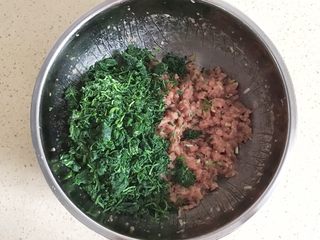 11、#咸味#美味的猪肉荠菜高汤馄饨,加入切成碎末的荠菜，搅拌均匀