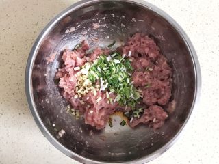 9、#咸味#美味的猪肉荠菜高汤馄饨,搅拌至搅拌不动时，加入葱花和生姜