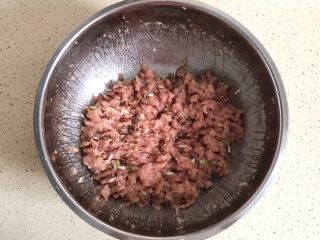 10、#咸味#美味的猪肉荠菜高汤馄饨,继续搅拌均匀，这时肉馅儿就搅拌好了
