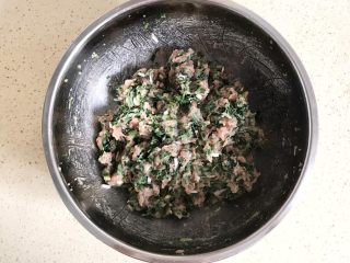 12、#咸味#美味的猪肉荠菜高汤馄饨,这时的肉馅儿已经很有劲了，猪肉与荠菜很好地混为一体