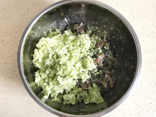 13、#咸味#美味的猪肉荠菜高汤馄饨,将提前切成碎末的西葫芦瓜加入进去，搅拌均匀