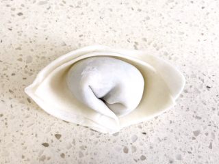 19、#咸味#美味的猪肉荠菜高汤馄饨,两头捏合一起，就是一个元宝馄饨了