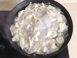 21、#咸味#美味的猪肉荠菜高汤馄饨,锅里加水煮开后，投入馄饨煮熟，看到馄饨都漂浮起来了，就是熟了