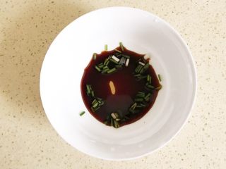 23、#咸味#美味的猪肉荠菜高汤馄饨,准备高汤：碗里倒入适量的酱油、芝麻油和葱花