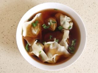 25、#咸味#美味的猪肉荠菜高汤馄饨,把馄饨放进去，就是高汤馄饨了，来吃吧