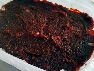 9、传统甜品～糯米切糕,铺上一层豆沙馅