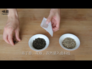 2、食欲大开的凉拌牛肉,将丁香、花椒、孜然装入卤料包